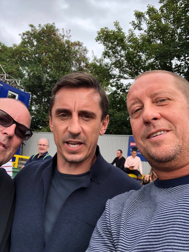 Bobdollocks's tweet image. As @GNev2 exits the #PRoWS he takes an opportunist selfie with a couple of @suttonunited finest.  Not easy is it mate 😂