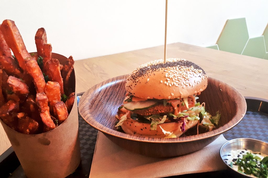 espritholistic's tweet photo. Finally got the opportunity to grab a bite at @LekkerVegan. The burger and fries was absolutely delicious!!! https://t.co/WrtvzhFsyb