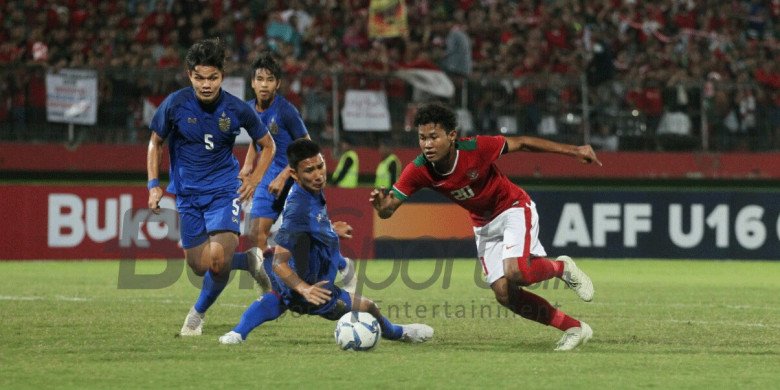 MuzaAnaqie's tweet photo. #TimnasU16 Juara #AFFU162018 ⭐

FT: 🇹🇭 Thailand 1-1 Indonesia
🇮🇩
⚽ 33' Fajar FR 👟 Andre O
⚽ 72' Apidet J 👟 P Innet

Penalti: #THA 3-4 #IDN

Congrats #IDN, Champion of #AFFU16! 🏆
#IndonesiaJuara! 🌠👊
#KadoHUTRI_73! 🇮🇩

#TimnasDay #GarudaAsia #GarudaKitaJuara #IDNvTHA https://t.co/AziNdDejYu