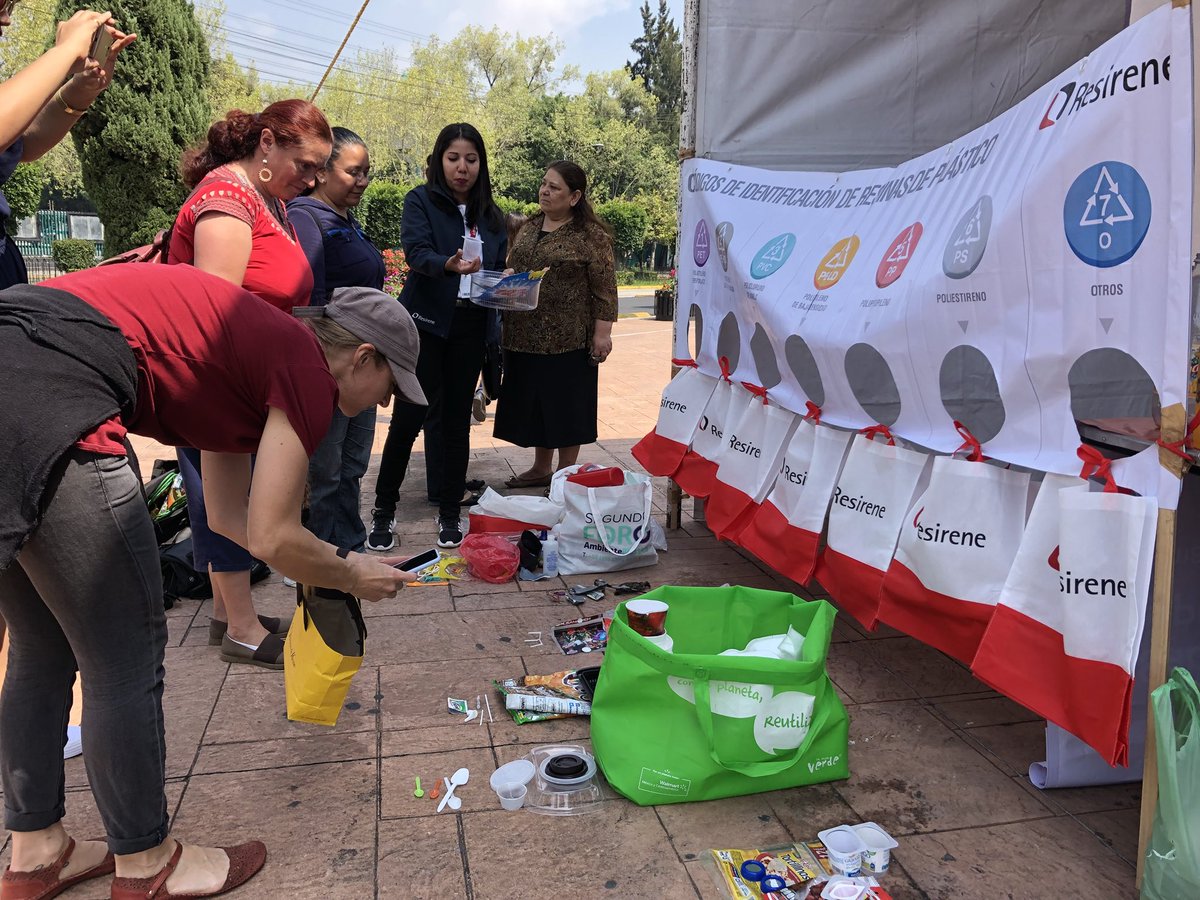 resirene1's tweet photo. Ayudemos a disponer de los residuos de plástico de manera adecuada . Ven al #plastianguis y conoce los diferentes tipos de #plásticos y los beneficios que aportan en nuestras vidas y de paso intercambia tus residuos plásticos por productos de la canasta básica. https://t.co/Mf5K4Hq7eU