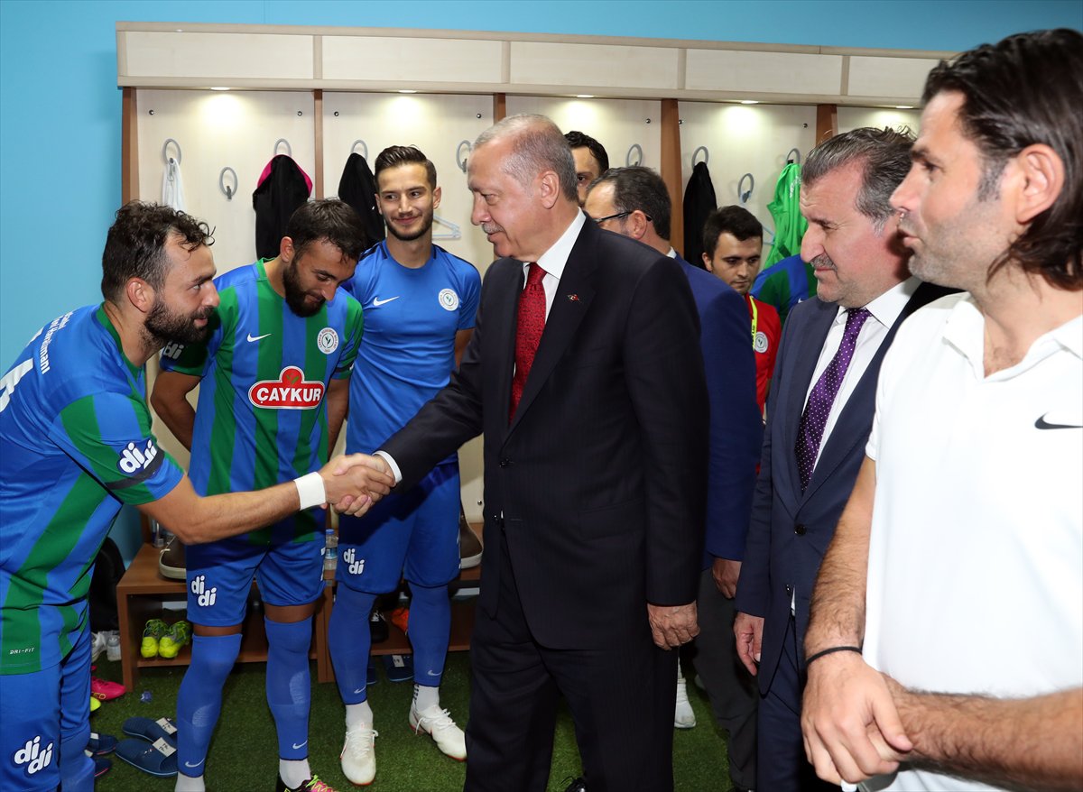 Recep Tayyip Erdoğan, Rizespor-Kasımpaşa maçı öncesinde takımların soyunma odalarını ziyaret etti.