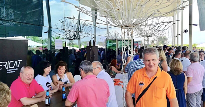 VERICAT_II's tweet photo. Felicidades a la @APValencianiste por la XXIV Convenci�� de Penyes, celebrada en Alzira, que ha contado con el copatrocinio de Vericat Implantología Inmediata y que ha reunido a peñistas jugadores y directivos del @valenciacf_vale 
#Amuntvalència https://t.co/09u2zGfFk5