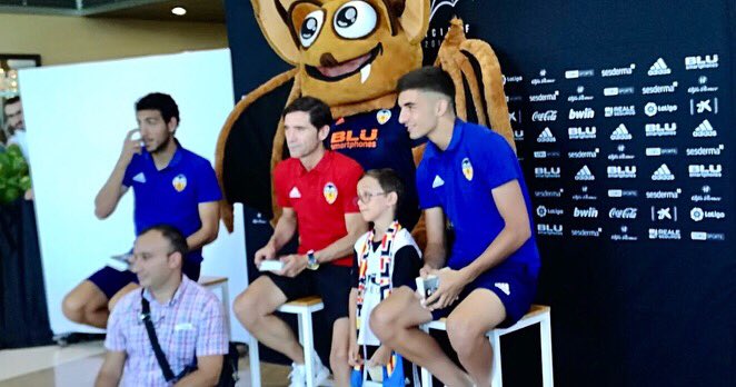 VERICAT_II's tweet photo. Felicidades a la @APValencianiste por la XXIV Convenci�� de Penyes, celebrada en Alzira, que ha contado con el copatrocinio de Vericat Implantología Inmediata y que ha reunido a peñistas jugadores y directivos del @valenciacf_vale 
#Amuntvalència https://t.co/09u2zGfFk5