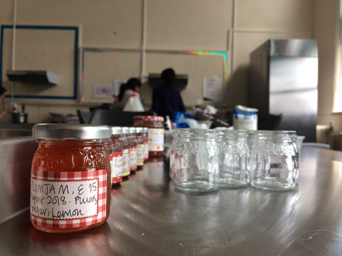 formerfresnan's tweet image. Great day jamming with @ClareQualmann for #EastEndJam. Very pleased to have #foraged jams, jellies and chutneys to look forward to. Elderberry, plum, Apple and so many blackberries. #yum #localfood #westham #stratford #greenway #walkingwomen #walkingart #jamming #Foodie #art #E15