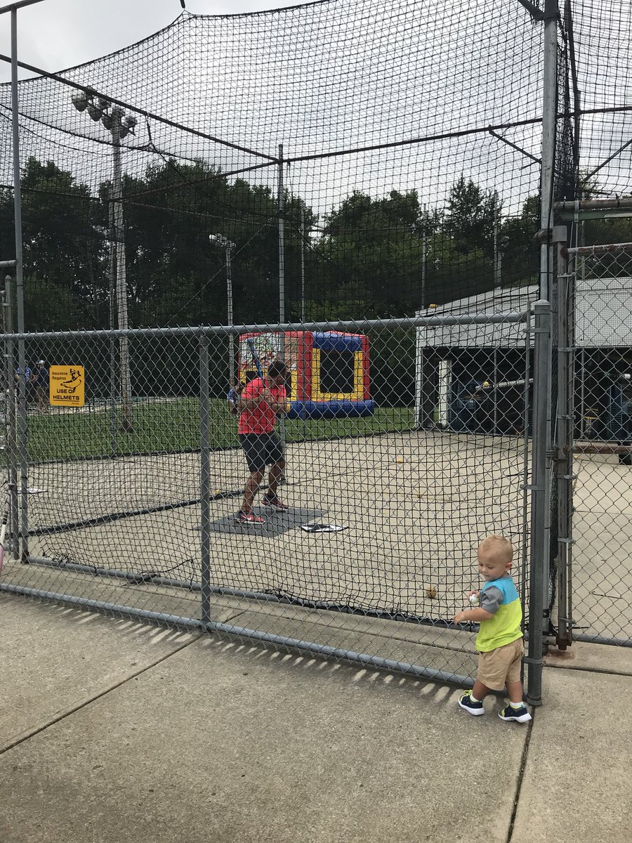 blueskycommerce's tweet image. Doing all of the fun things at our summer picnic today! ⚾️⛳️ #BlueSkyPicnic