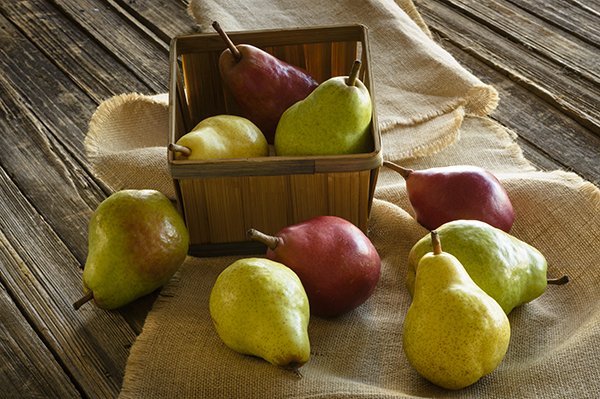 ChelanFresh's tweet photo. Who else is pear-y excited for #pearseason? Bartletts will be available mid-August and are the perfect snacking pear! π #WAGrown #ChelanFreshPears https://t.co/gCuyNDalN6 https://t.co/mYN27iPcPk