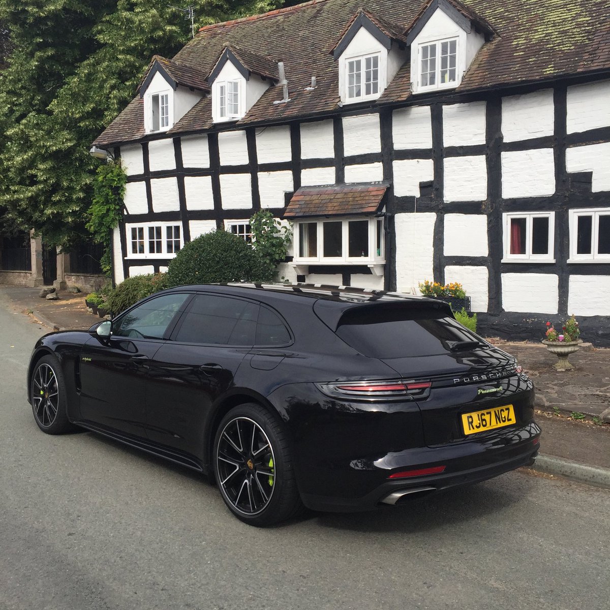 Not generally a fan of black on black cars, but have to admit it works on the ⁦@Porsche⁩ #Panamera #SportTurismo.