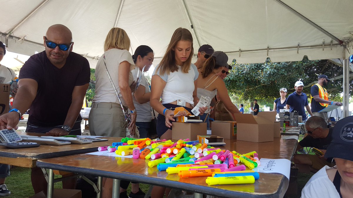 Chelsealeebee's tweet photo. Spending the morning with @LAWorksNow and hundreds of volunteers committed to ending homelessness in LA. #EveryoneIn https://t.co/5mxgXsNcsS