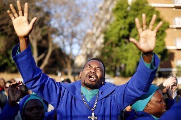 OngsNdongeni's tweet photo. @KaizerChiefs #Hailchiefs #Amakhosi4Life #wafafa #mtn8 💯  ❤️ &amp; ✌️️Dankie baba Madlozi gidile namhlanje ayeye makhosi ayeye https://t.co/rIUQGLrets