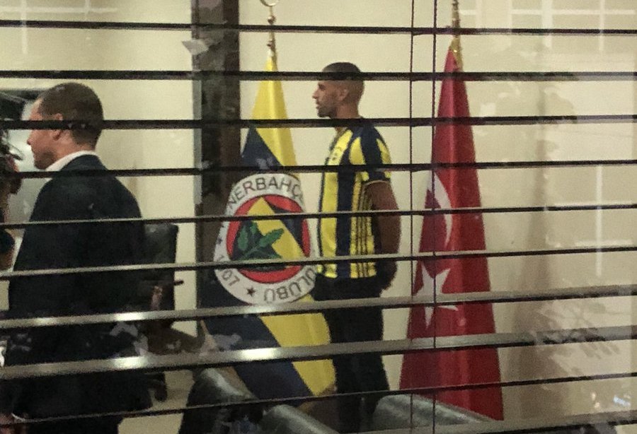 Fenerbahçe'nin yeni transferi Slimani, formayı giydi.