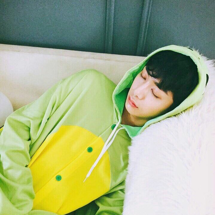 Nastya_770's tweet photo. •    •    •    •    •    •    •▫️День 17 
                  Спит💤 https://t.co/JNyxllwkbM