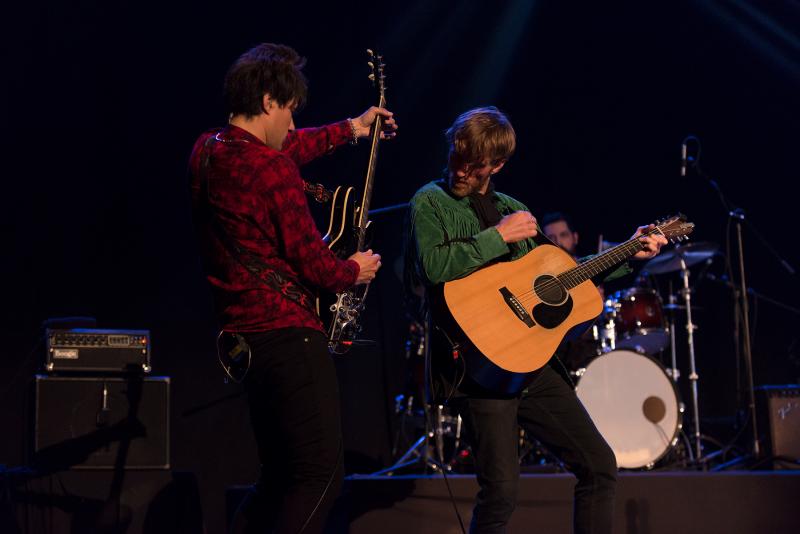 Casanova presentó en vivo su regreso discográfico, la noche del viernes en el Teatro San Ginés. Imágenes por @JuanMaralla. rockaxis.com/galeria/casano…