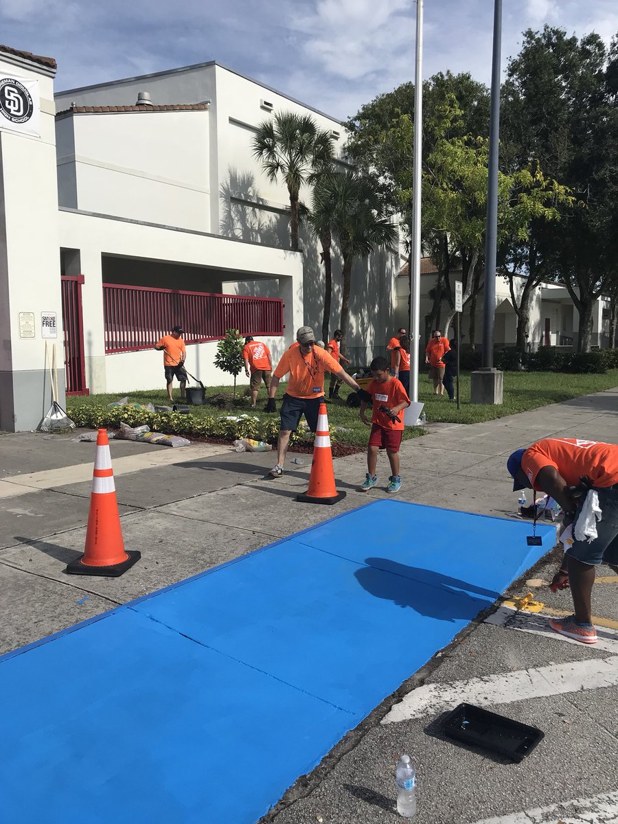 LauderdaleHdi's tweet photo. Such an amazing turnout at Stoneman Douglas High School. Proud to be a part of this experience!!! #TeamDepotEvent @StaceyTank @THDRyanSilcott @DerekTHD @SHAMWOW99 @scottwhiteHD https://t.co/44NNce9ZFj