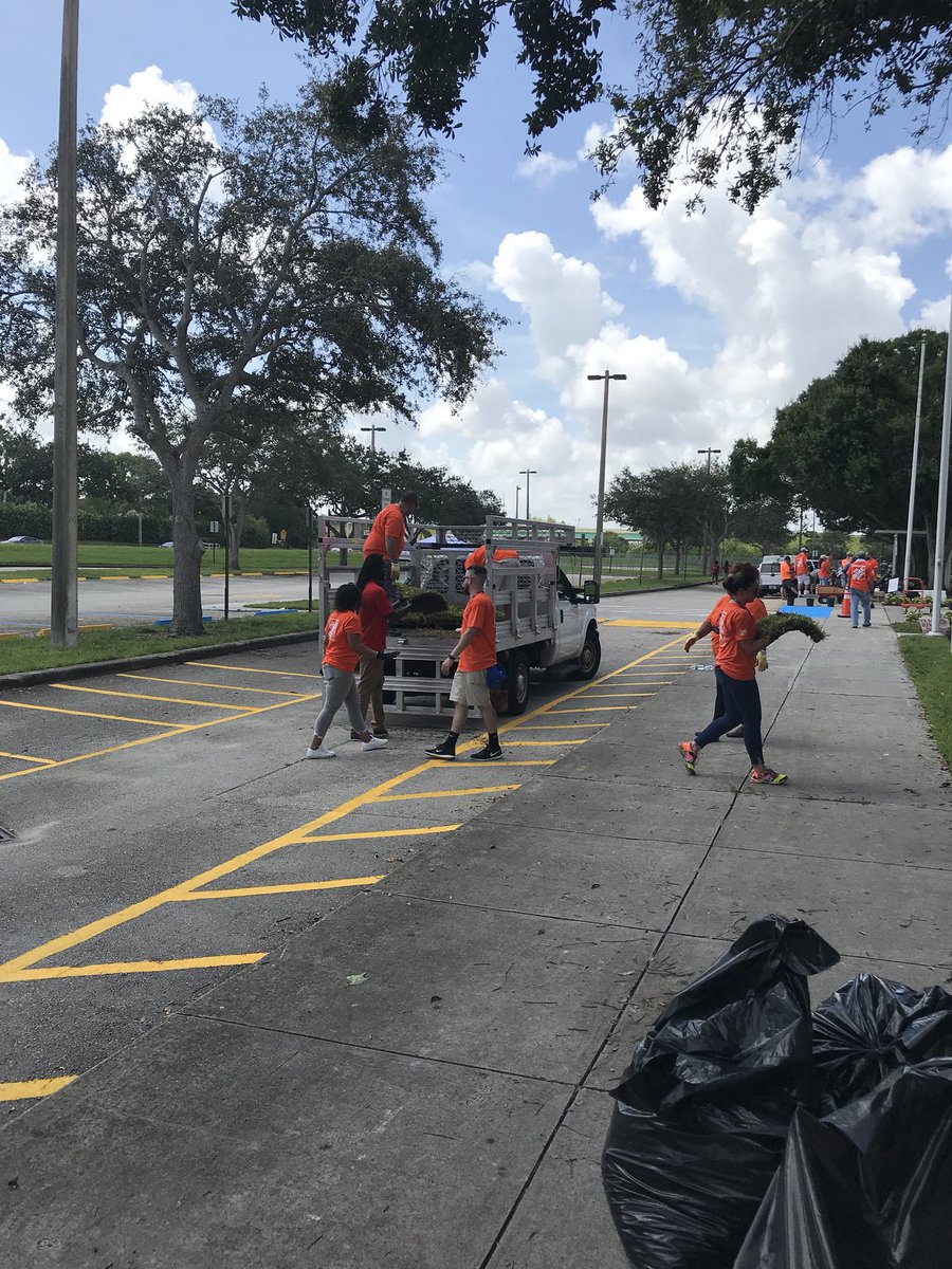 LauderdaleHdi's tweet photo. Such an amazing turnout at Stoneman Douglas High School. Proud to be a part of this experience!!! #TeamDepotEvent @StaceyTank @THDRyanSilcott @DerekTHD @SHAMWOW99 @scottwhiteHD https://t.co/44NNce9ZFj