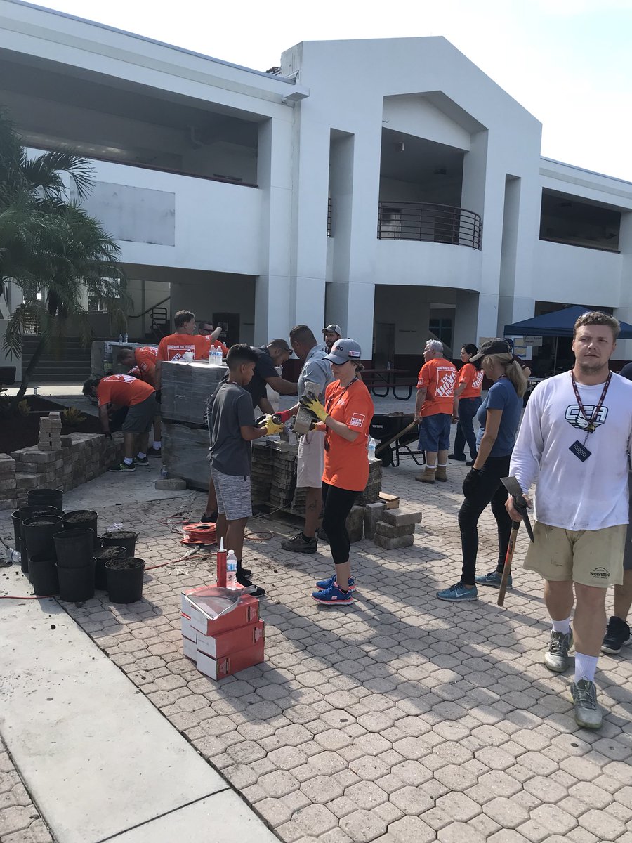 LauderdaleHdi's tweet photo. Such an amazing turnout at Stoneman Douglas High School. Proud to be a part of this experience!!! #TeamDepotEvent @StaceyTank @THDRyanSilcott @DerekTHD @SHAMWOW99 @scottwhiteHD https://t.co/44NNce9ZFj