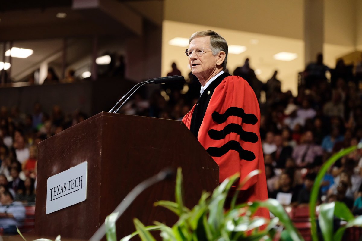 TexasTech's tweet image. Congressman @LamarSmithTX21 addresses the graduates and provides words of advice and guidance. #TTUGrad🎓#DegreesOfImpact