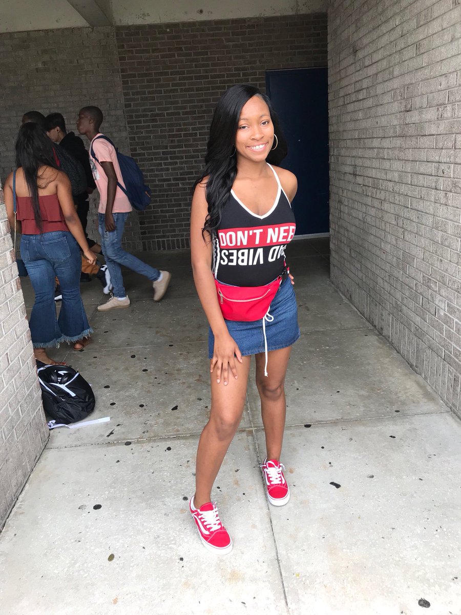 itsprettyC18's tweet photo. #LastFirstDay❤️✨🤩 #Seniorrr🎓😅 https://t.co/8SQMz7j0WA