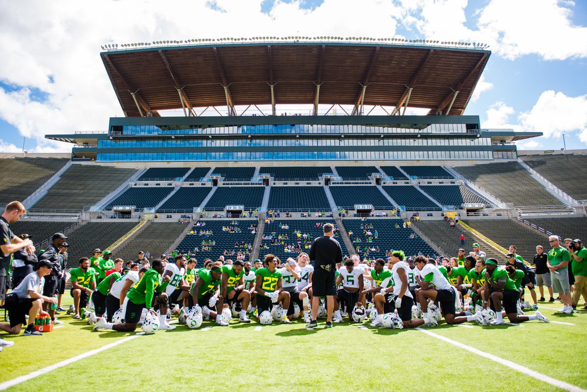 oregonfootball's tweet photo. It felt great to be back in Autzen. #GoDucks https://t.co/bDHEjUnc1C