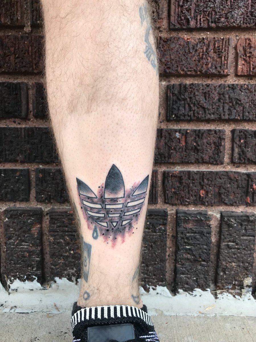 musicus Dapper borduurwerk jesse skaggs on Twitter: "Trefoil for Alex ⚡️🖤 Thanks for letting me jazz  it up homie! Good kickin it with ya! #adidas #tattoo #adidastattoo #trefoil  #trefoiltattoo #blackwork #blackworktattoo #mntattooers #skaggstattooer  #blackandgrey https://t.co ...