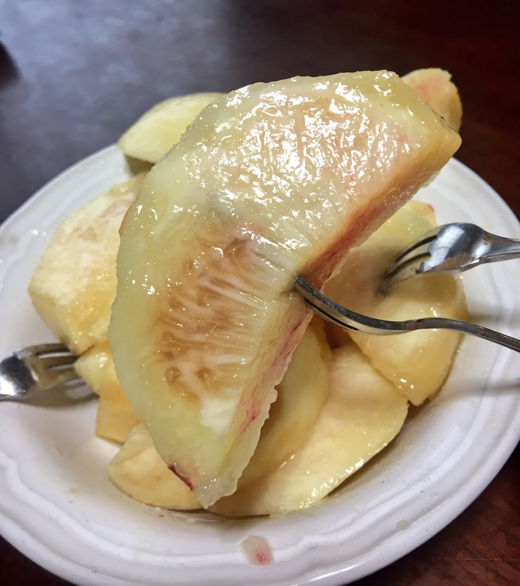 みなみ 桃の果肉でタネ側に向かって斑らの模様がはいっているのは 腐ったわけではなくて完熟で蜜がのっている証拠 こうなってる桃 は糖度がすごくてとろとろで香りもすごい 桃自体が 食べてくれ と誘惑してくるレベル T Co I7pjzowg2q Twitter みなみ 桃の果肉でタネ側に向かって斑らの模様がはいっているのは 腐ったわけではなくて完熟で蜜がのっている証拠 こうなってる桃 は糖度がすごくてとろとろで香りもすごい 桃自体が 食べてくれ と誘惑してくるレベル T Co I7pjzowg2q Twitter
