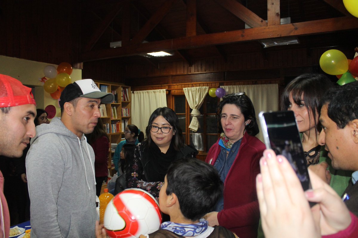 Gob_Diguillin's tweet photo. Gobernadora @paolabeckerv acompaña entrega de regalos a niños del Hogar #MaríaAyuda de #ChillánViejo junto a barra de los #Rediablos de #Ñublense y la Corporación #RecuperandoSonrisas #ChileLoHacemosTodos #GobernaciónHistórica https://t.co/7znVTyqmZ8