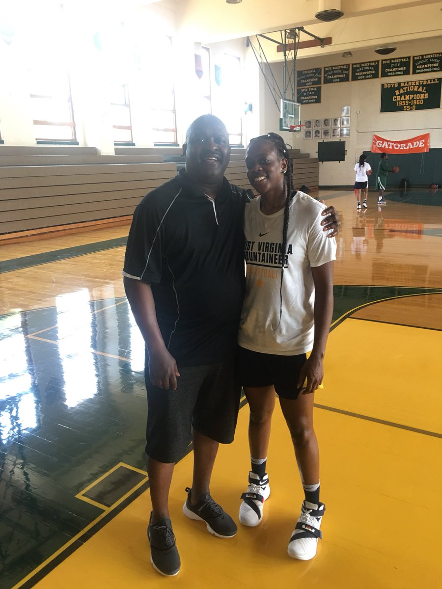 JeffBoykin's tweet photo. Fmr Georgetown HC and close fam friend @KeithLionelb64 invited De’Janae Boykin to the gym so she could get up shots while she was home TY KB https://t.co/JQekL0Wn6Z