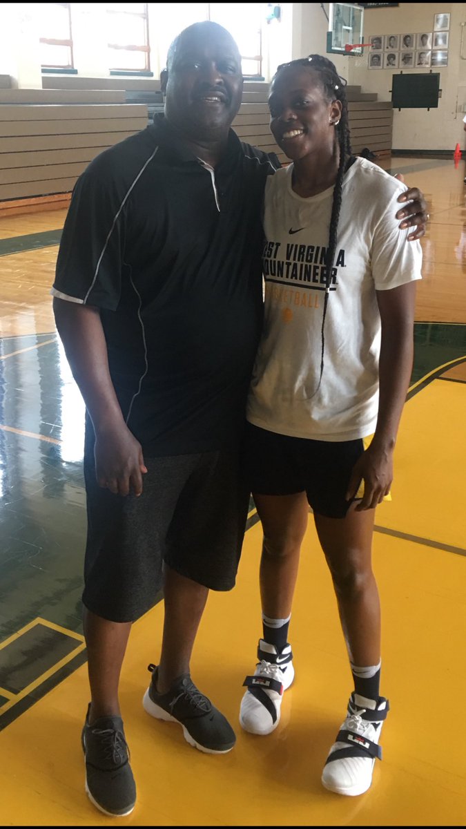 JeffBoykin's tweet photo. Fmr Georgetown HC and close fam friend @KeithLionelb64 invited De’Janae Boykin to the gym so she could get up shots while she was home TY KB https://t.co/JQekL0Wn6Z