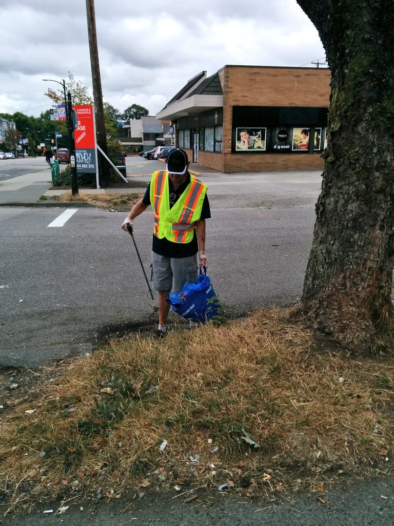 HastingsCPC's tweet photo. Our #volunteers having a #cleanupparty to #KeepVancouverSpectactular today! Finally having a cooler #Vancouver on this #SampsonSaturday! https://t.co/ClTiJTqvYe