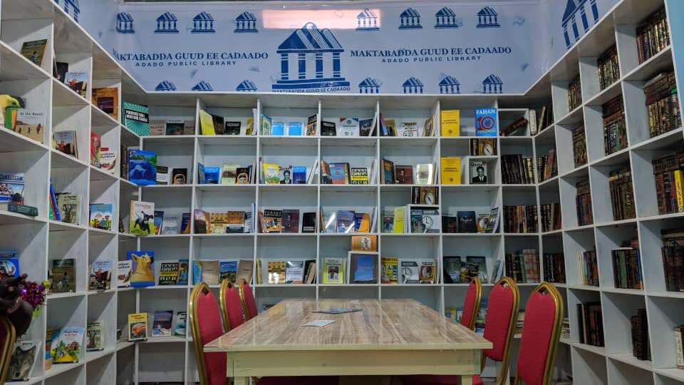 BashiirSuuley's tweet photo. Waxa aan ku faraxsanahay in aan ka qeyb galo furitaanka #MaktabaddaCadaado oo uu hirgaliyey @SenatorAbshir. Waa tallaabo horey loo qaaday ku dayashana mudan.
#CadaadoLibrary #APL https://t.co/OltTg78Q6B