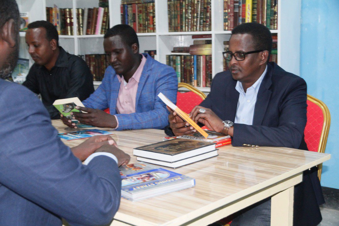 BashiirSuuley's tweet photo. Waxa aan ku faraxsanahay in aan ka qeyb galo furitaanka #MaktabaddaCadaado oo uu hirgaliyey @SenatorAbshir. Waa tallaabo horey loo qaaday ku dayashana mudan.
#CadaadoLibrary #APL https://t.co/OltTg78Q6B