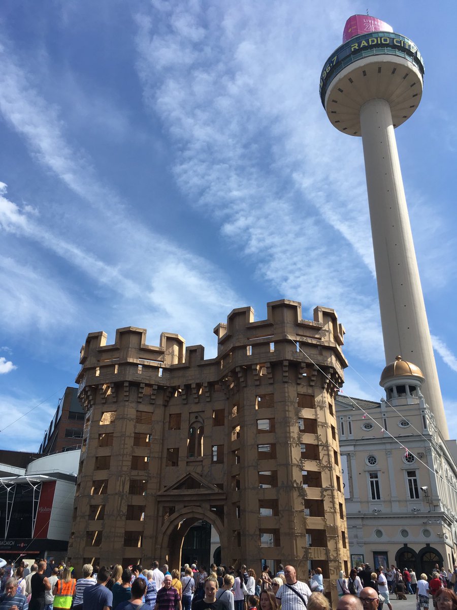 robkronenburg's tweet image. Went to town and saw a wonderful mirage today - a temporary, ephemeral building in Williamson Square - thank you ⁦@DenovoDL⁩ @LostCastles #portablearchitecture #ephemeralarchitecture #Liverpool
