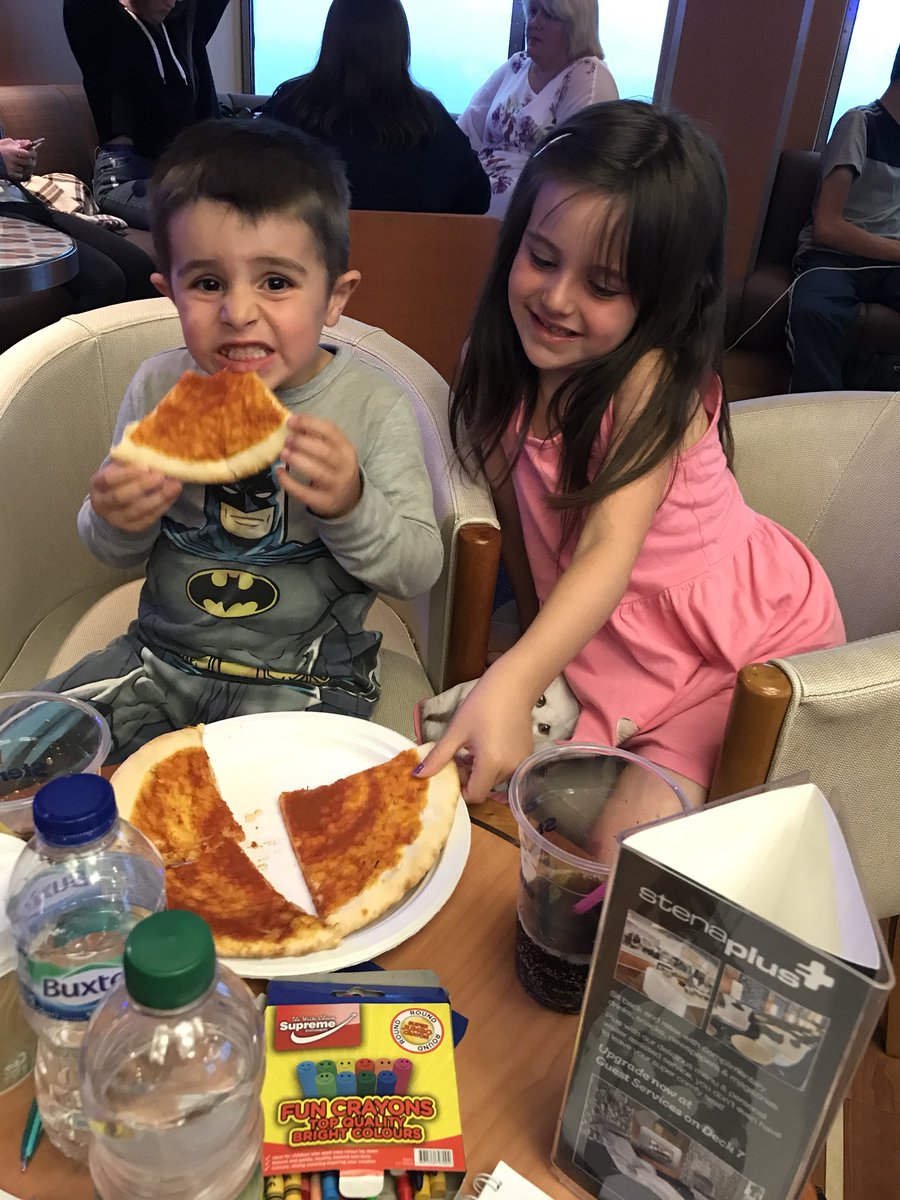 hcree89's tweet photo. Amazing customer service @StenaLineUKIE for my two who love pizza with no cheese! Thanks to Andrew at the Metropolitan bar!  #goinghome #latenighttreats #pizza #kids #veggiekids https://t.co/xj92xKSeO7