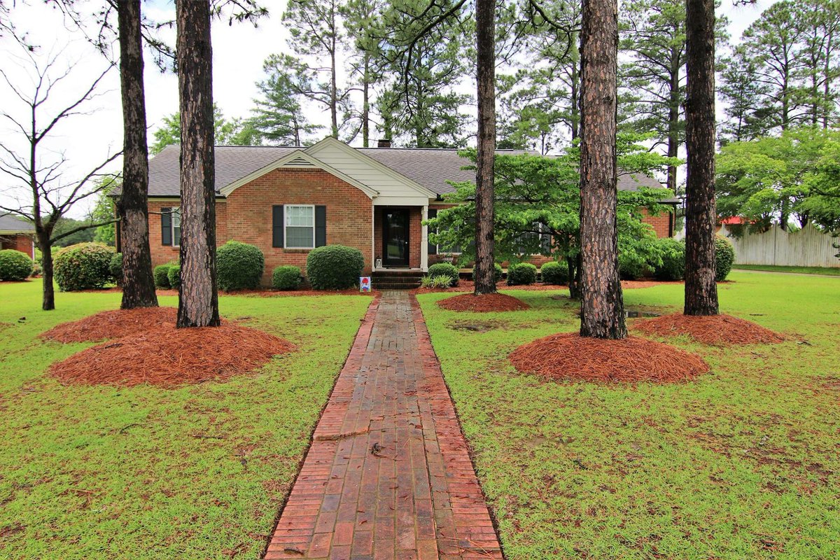 aprilstephens's tweet photo. Beautiful in Benson!

We love this gorgeous home and its bright and updated kitchen and great family room and sunroom!

View more: https://t.co/T4AYHdTo7z
#Benson #TheAprilStephensTeam #REMAXOneRealty https://t.co/m5GThrslhn