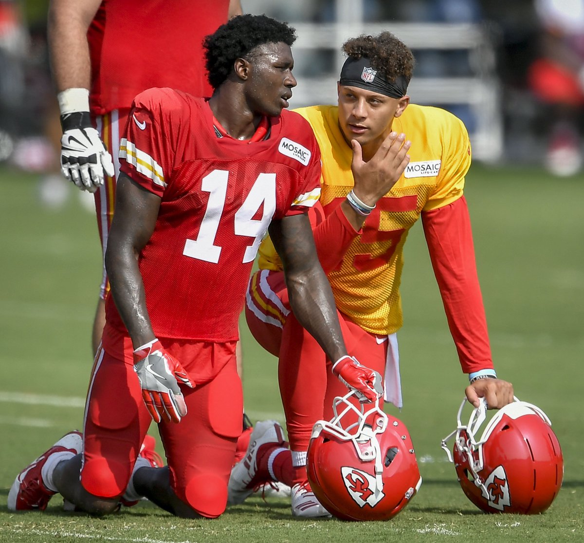 KCStarShane's tweet photo. #Chiefs WR Sammy Watkins (14) and QB Patrick Mahomes (15) talk on the sidelines #TrainingCamp #ChiefCamp @KCStar @SportsDailyKC https://t.co/zHX79kfpgT