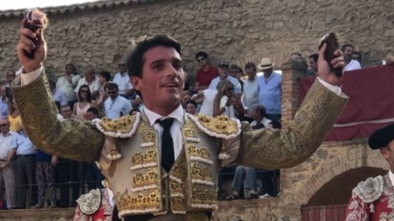 HUELVA- Fermin Bohórquez, Alfonso Cadaval y Fernando Navarro, a hombros en Almonaster la Real cultoro.es/festejos/2018/…
