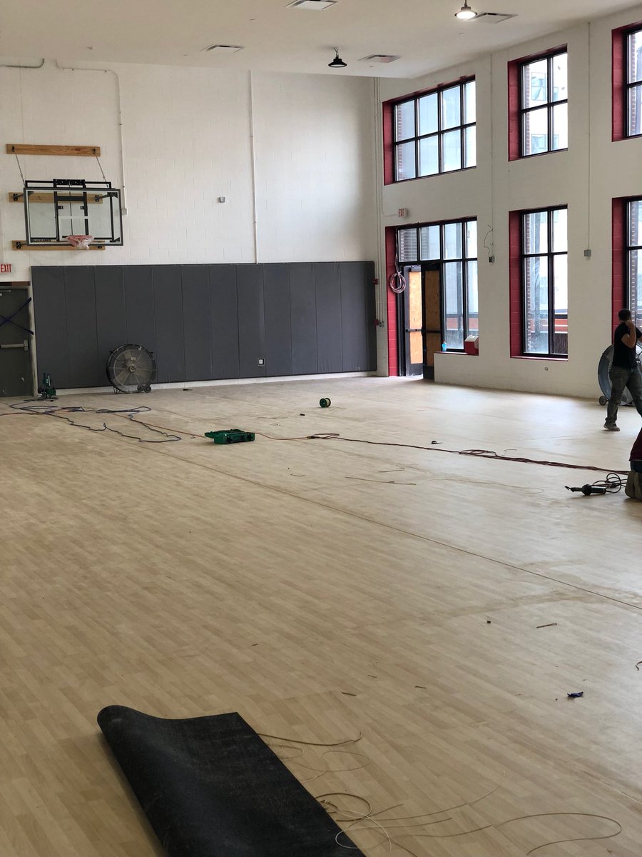 EvolveIU's tweet photo. The basketball court installation is almost complete! Can’t wait for our residents to ball out! #iu #hoosiers #indianabasketball #iubb #iub #iubloomington #btown #evolvewithus #thenewnextlevel #soclose #evolvebloomington https://t.co/P0jSPShpoc