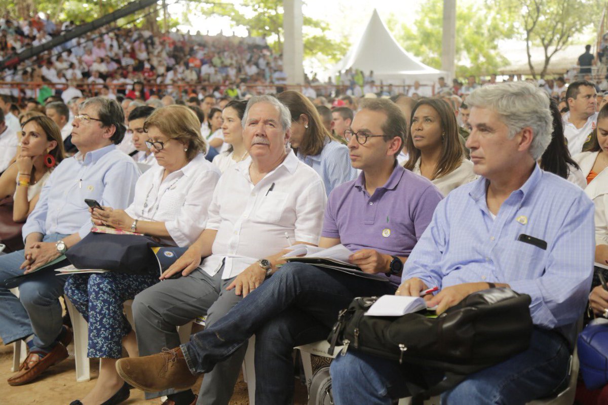 Ministerio_TIC's tweet photo. Ministra TIC @constainSilvia acompaña al Presidente @IvanDuque al primer taller de Gobierno "#ConstruyendoPaís". https://t.co/qfXMMKQvTz