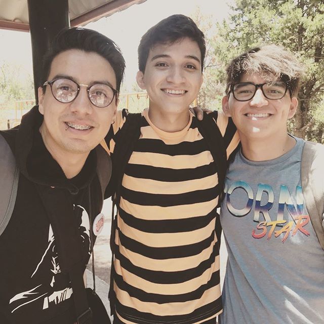 diegoripper's tweet photo. Con pura gente chidita!! #youtubers #passion #happy #glasses #ripper #smile #followmenow #luispaper #vlogspaper #brackets https://t.co/7brbglZeno https://t.co/pZmQ0K0yCn