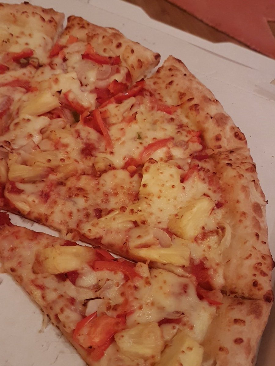 ShaynaC1's tweet photo. .@PapaJohnsUK - hot pepper passion without the hot peppers! Your customer service sucks! The only recompense is for me to wait 45 mins for a replacement pizza (can't even eat any in the meantime). Not sure I will be inclined to order from you again. #badshow #customerservicefail https://t.co/ZmMI6hv5Cu