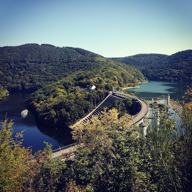 DanyKopatz's tweet photo. An der Urftstaumauer sind wir auf dem Weg von Einruhr nach Gemünd auf dem Wildnis-Trail vorbei gekommen.
#eifel #wandern #hiking #hikingaddict #urft #urftstaumauer #staumauer #wasser #wald #berge #nature #outdoor #natureaddict #outside #enjoy #exploreth… https://t.co/r4gJKPvkyW https://t.co/UKk7hz2sxH