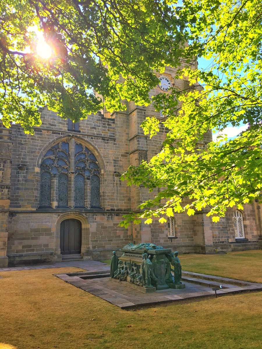 Sunny Sunday morning at <a href="/aberdeenuni/">University of Aberdeen</a> Kings College! 🌅🏴󠁧󠁢󠁳󠁣󠁴󠁿 
.
.
#uoa #aberdeen #beautifulabdn #1495 #medieval