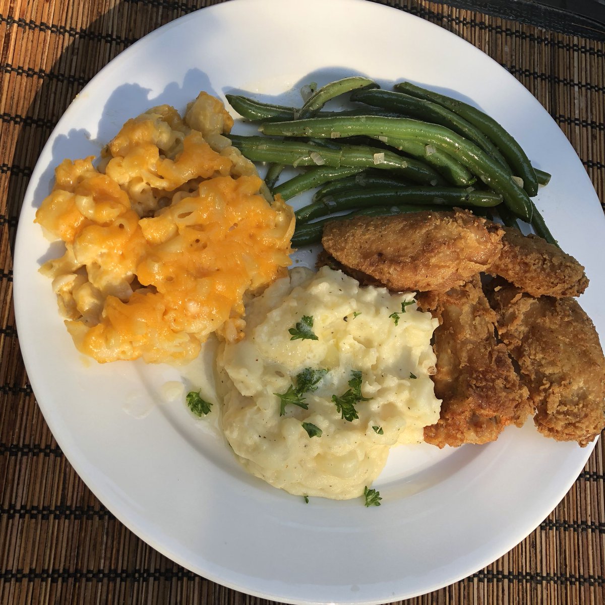 ChefStretch's tweet photo. Fried Chicken w Mashed Potatoes, Mac and Cheese , and String Beans https://t.co/Rq54mXQ4u0