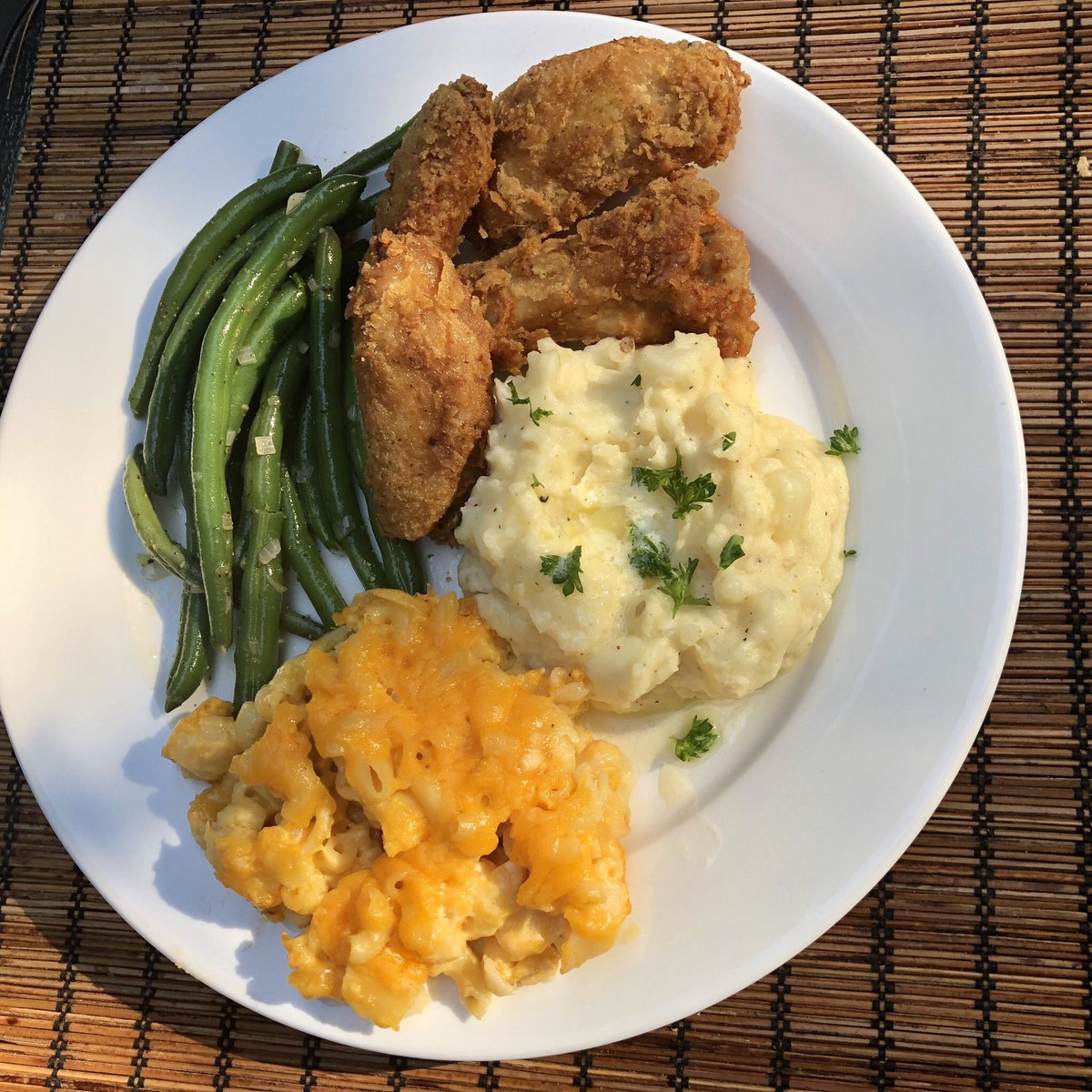 ChefStretch's tweet photo. Fried Chicken w Mashed Potatoes, Mac and Cheese , and String Beans https://t.co/Rq54mXQ4u0