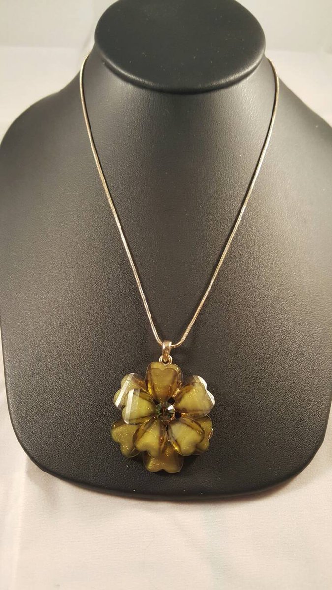 justgemzs's tweet photo. 3D flower necklace,olive green flower,3D acrylic flower gold tone chain 16 inch long. Gift for her birthday gift Christmas gift https://t.co/HVCZ1iCias #justgemz #gotvintage #Etsy #TeamloveTeamtempt https://t.co/1l92jYva4n