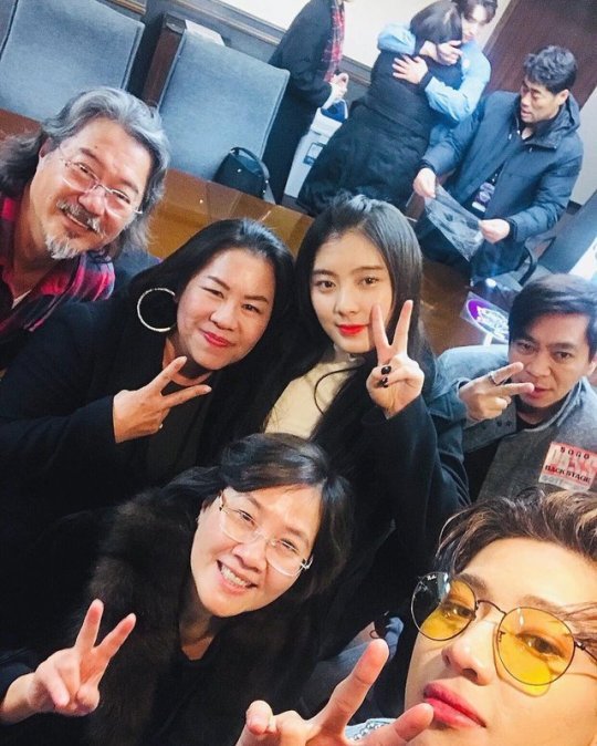 MissLalynn's tweet photo. Jinyoung hugging his mom so tightly is the sweetest photobomb ever 😥 https://t.co/x4AfsTIkMD