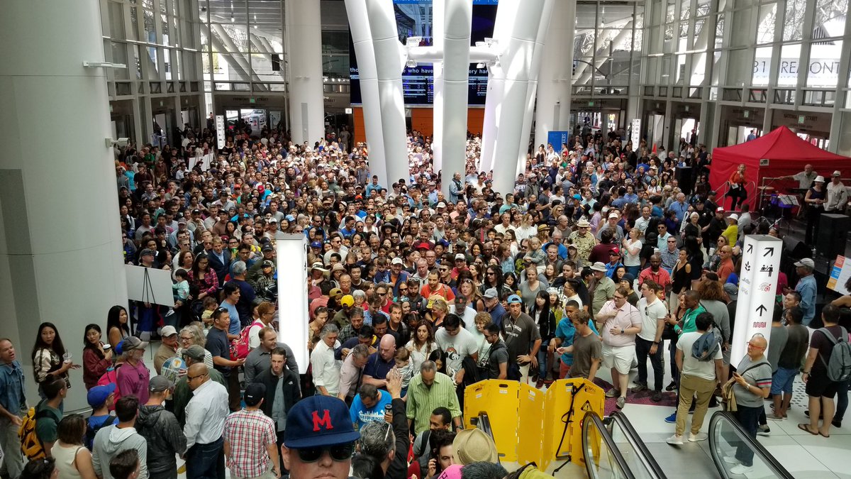 mooseo's tweet photo. The #transbayopeningday #shitshow continues. Complete breakdown of any sense in organization. Kudos to the two @salesforce security guys who stayed cheerful and professional at the bottom of the escalator as the crowd got ugly https://t.co/9lRyn4J9Go