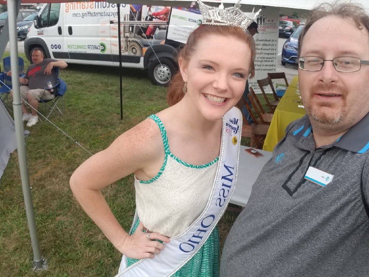 FindlayHustlers's tweet photo. Jim meeting Miss Ohio at the Balloon Fest https://t.co/Fb9QBWAdU2