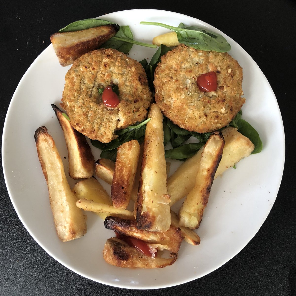 Albiestar's tweet photo. What cheers the heart after returning home from holiday? That’s right... #dinnerface #likeonlydinnerfacecan https://t.co/eZ6zuq9xrG