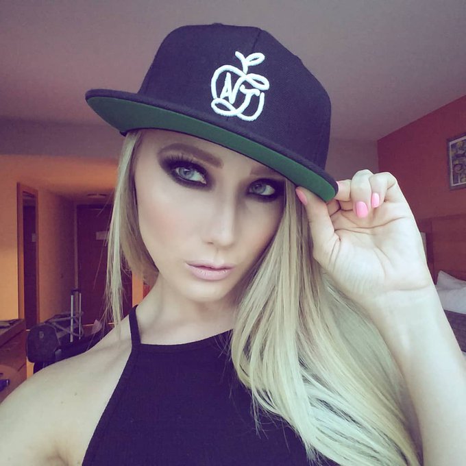 1 pic. Who doesn't love a chick in a snapback? ?‍♀️ @AJSMERCH https://t.co/y5oTWQeDG9