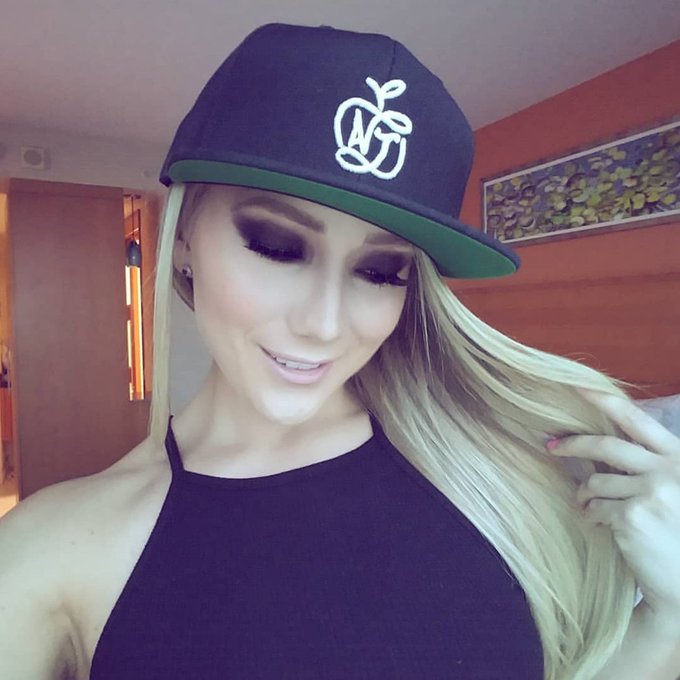 2 pic. Who doesn't love a chick in a snapback? ?‍♀️ @AJSMERCH https://t.co/y5oTWQeDG9